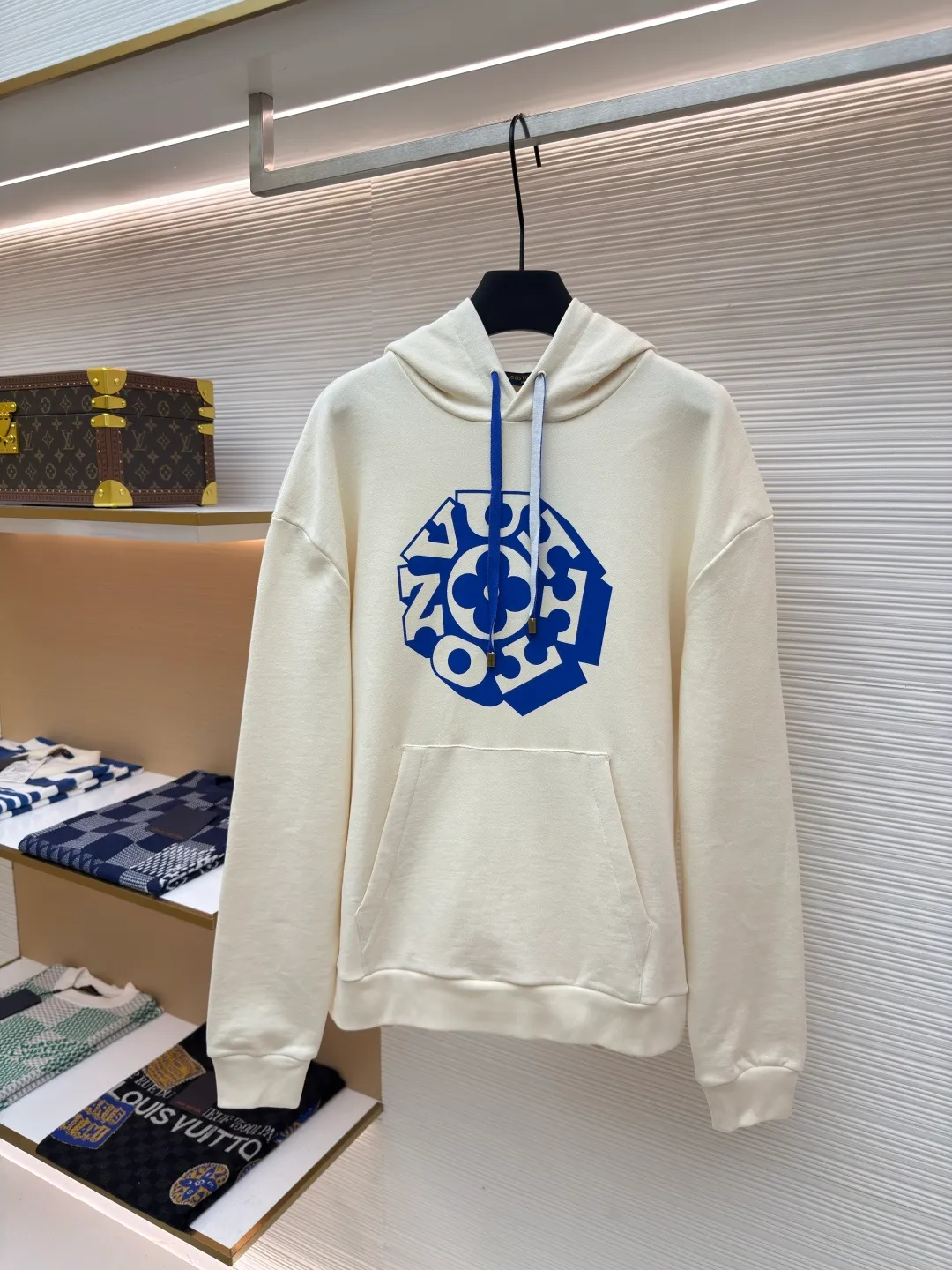 LOUIS VUITTON blue rope floral letter printed hooded sweatshirt ●Authentic product: purchased and developed by 11100 ●Item number: 1680405-A90 ●Fabric: pure cotton knitted fabric ●Technology: printing production ●Version: fitted version ●Weight: about 750 grams ●Size: XS-S-M-L ●Description: Made of 100% cotton knitted fabric, light and breathable, perfect for summer wear. The creamy white body is boldly printed with the blue Vuitton flower pattern from the 2025 autumn and winter show on the front, which contrasts sharply with the background color. The specially designed blue rope strap is paired with an antique gold metal top that echoes the tones of the print. The sweatshirt has a loose, one-size-fits-all fit, with comfortable ribbing at the waist and hem. It features the signature co-branded print on the chest and practical large pockets on the sides. The overall design not only retains the casual feel of streetwear, but also incorporates classic Louis Vuitton elements. It shows a unique fashion attitude through exquisite printing technology and exquisite detail processing. The cotton fabric ensures wearing comfort, while the fine printing process ensures the lasting vividness of the pattern. The overall wiring is straight and delicate, the fabric is comfortable and soft, and the color is consistent without color difference. It can be matched with the same style to create a fashionable look and control various occasions. Customized accessories, complete with three standards, same style for men and women!